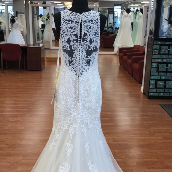 Ivory wedding gown with faux pearls, lace - Picture 5 of 7